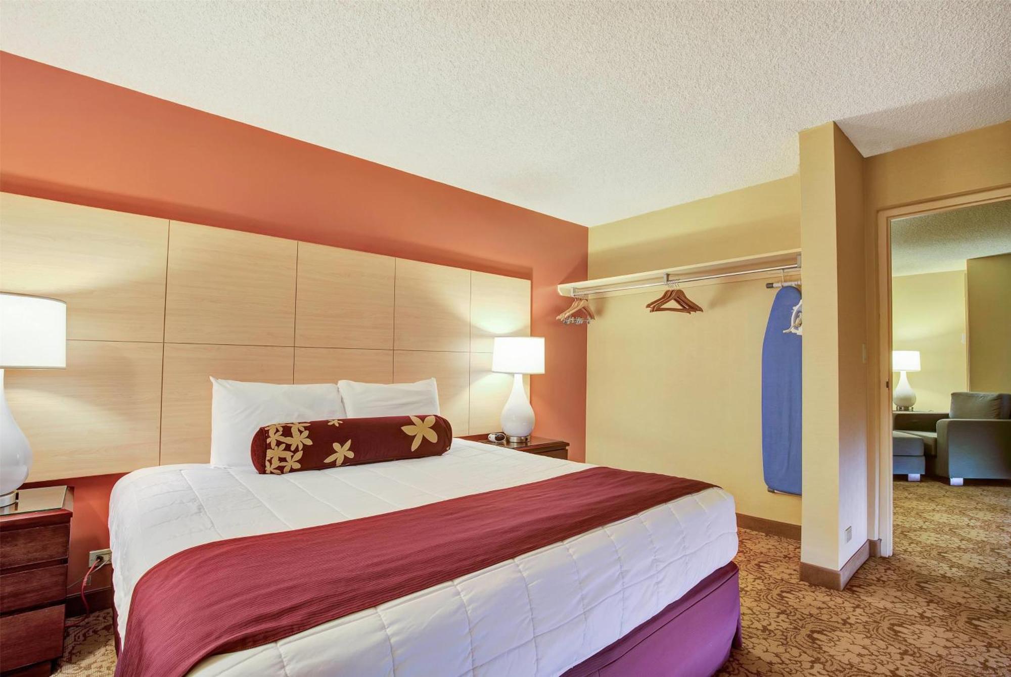 One-Bedroom Junior King Suite Banyan View Non-Smoking