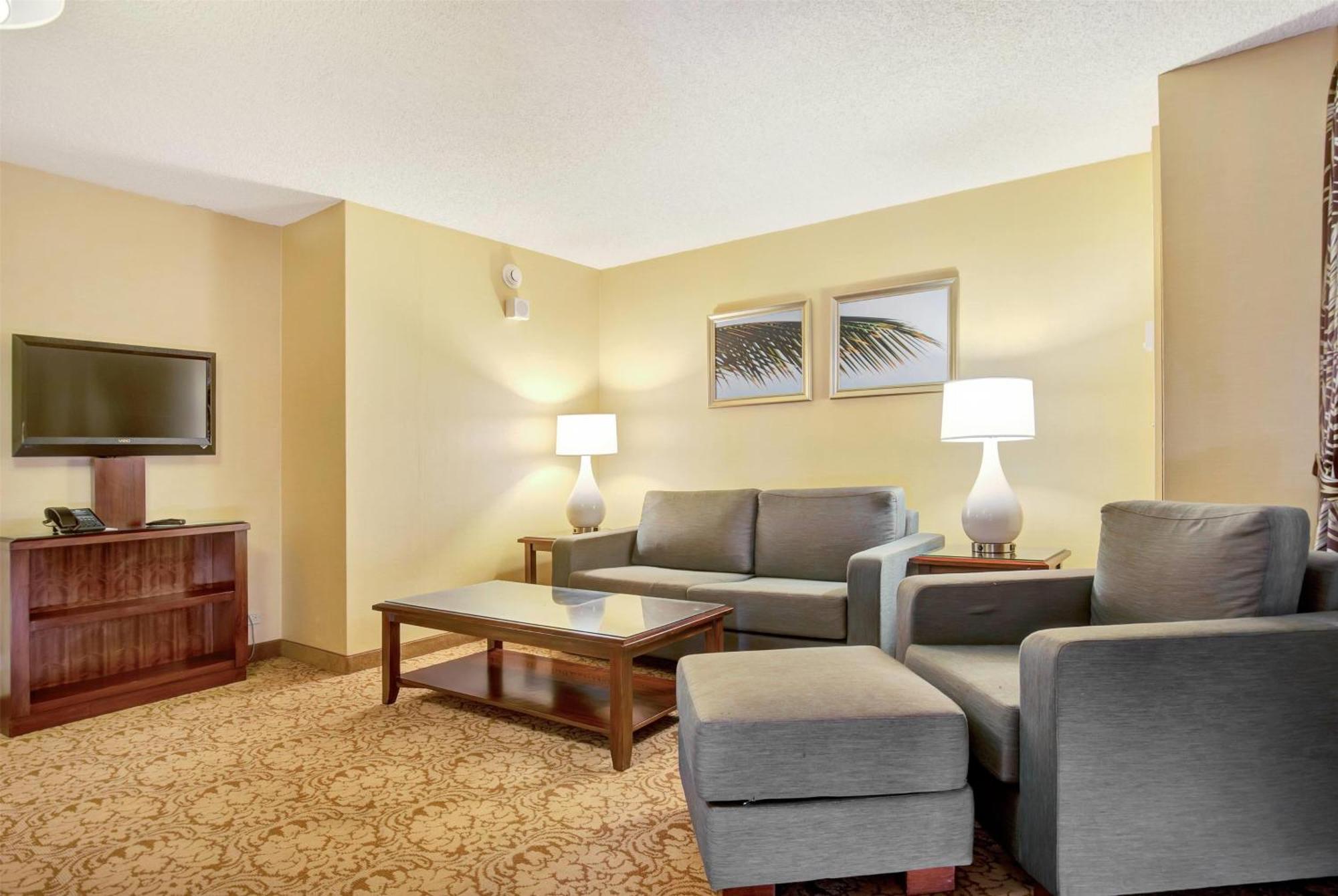 One-Bedroom Junior King Suite Banyan View Non-Smoking